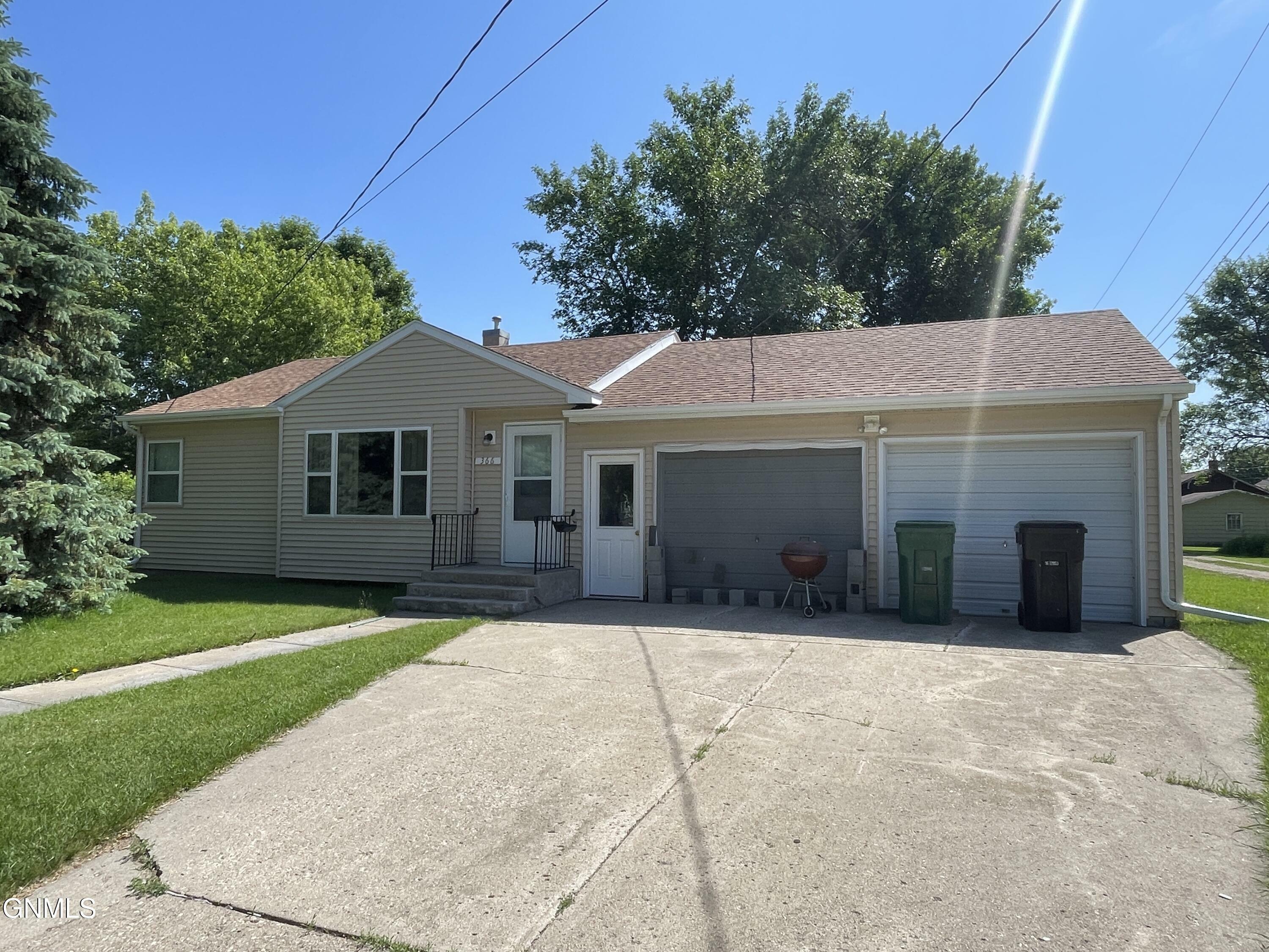Property Photo: 366 7th Avenue N ND 58421