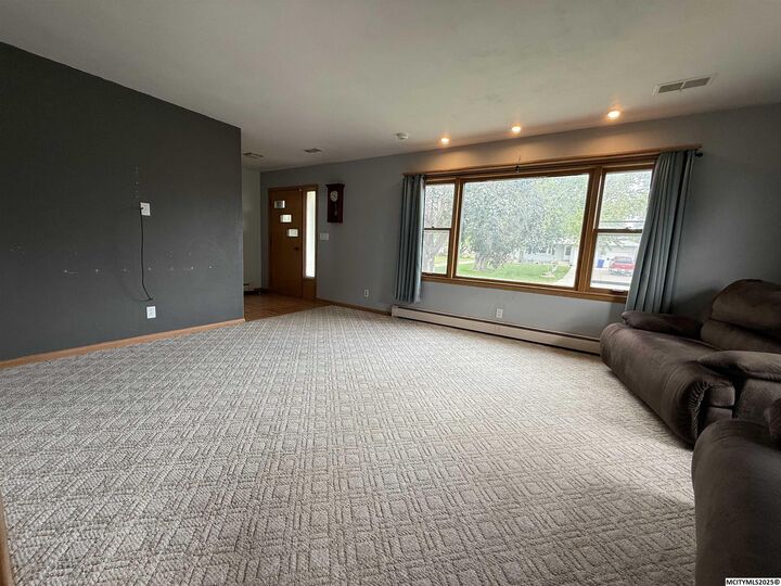 Property Photo:  627 1st St N  IA 50469 