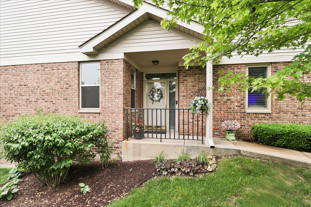 Property Photo: 768 W St Johns Place IL 60101