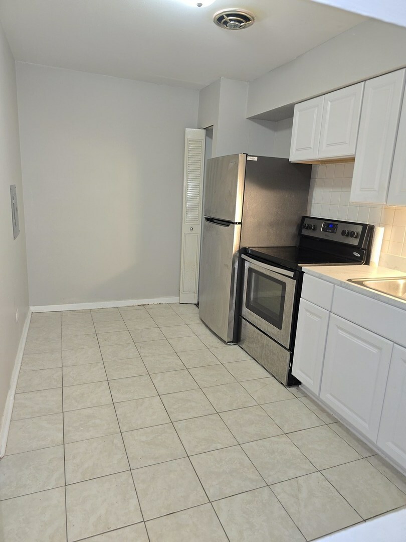 Property Photo: 6619 N Sheridan Road 302 IL 60626