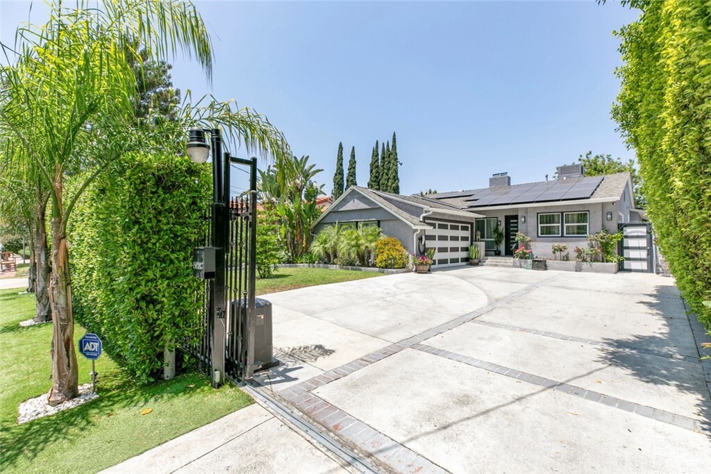 Property Photo: 15409 Wyandotte Street CA 91406