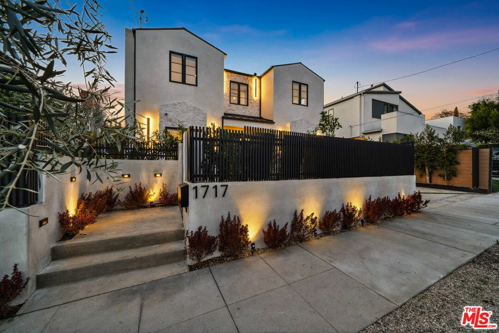 1717 Courtney Avenue  Los Angeles CA 90046 photo