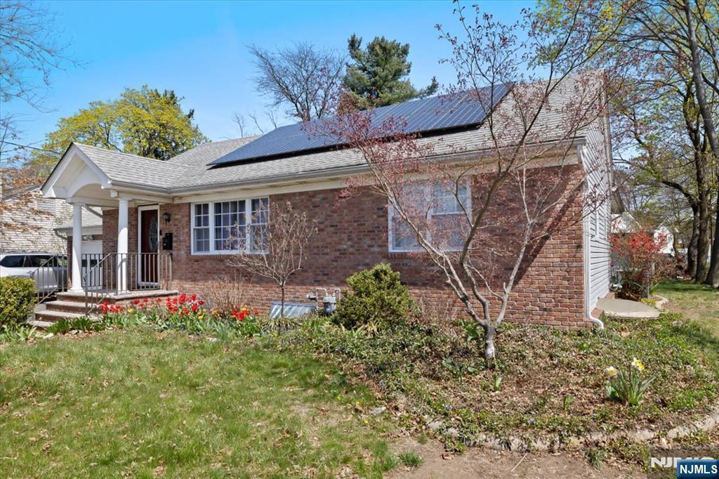 Property Photo:  35 E Ridgewood Avenue  NJ 07652 