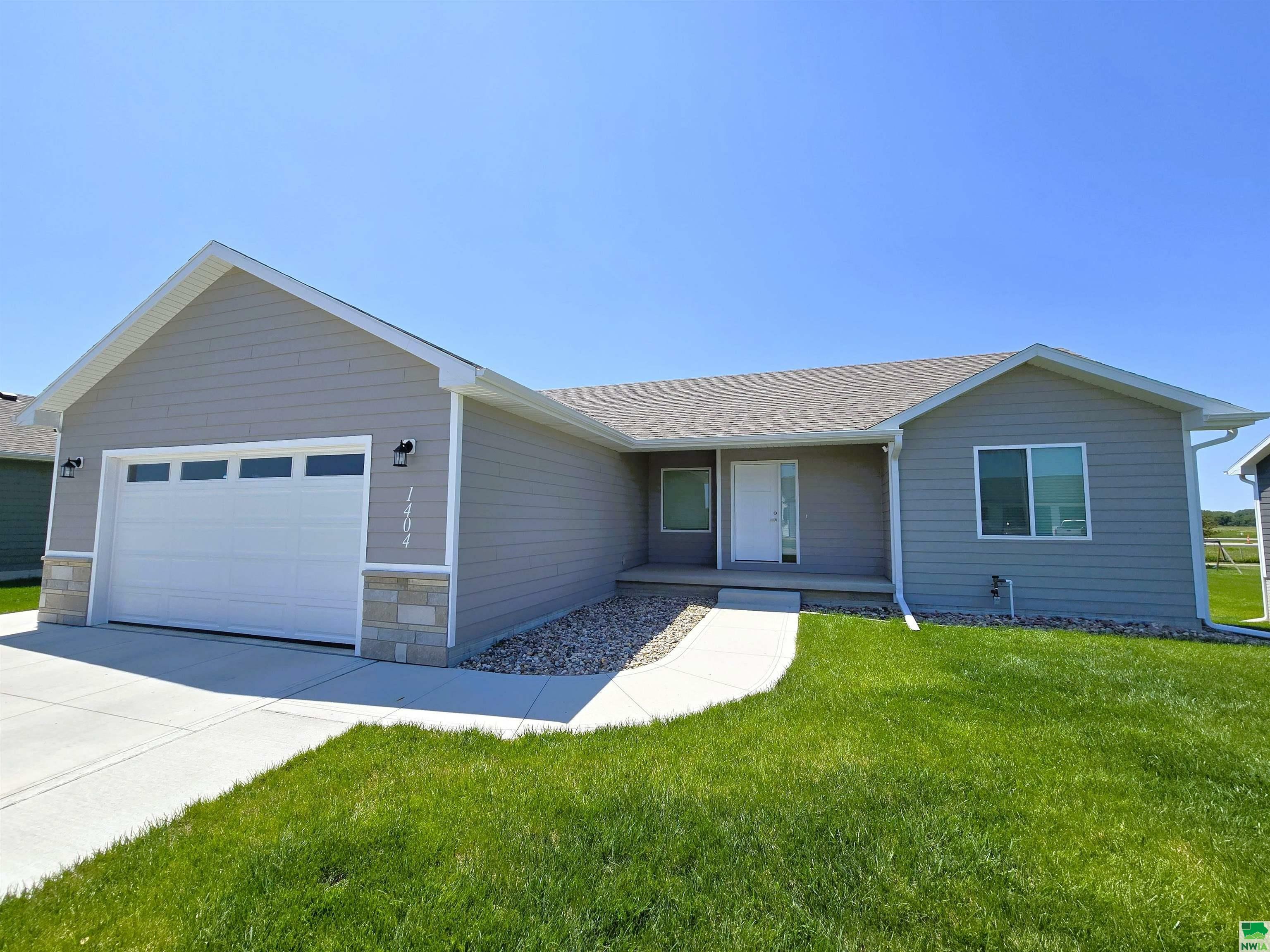 Property Photo: 1404 Country Club Dr SD 57025