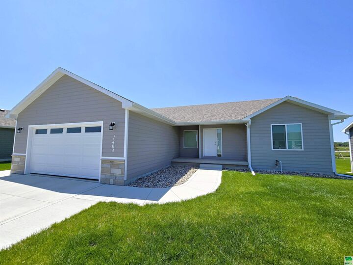 Property Photo:  1404 Country Club Dr  SD 57025 