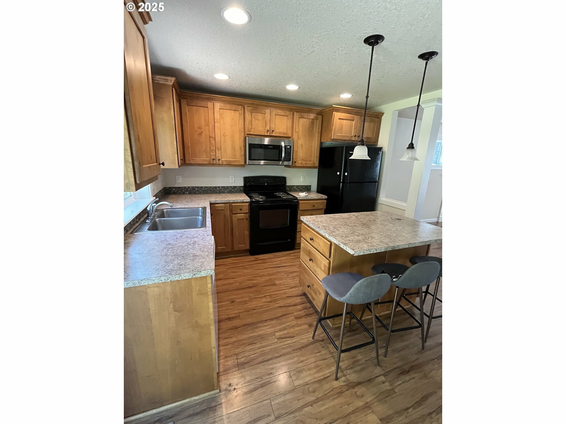 Property Photo: 6721 N Yale St OR 97203