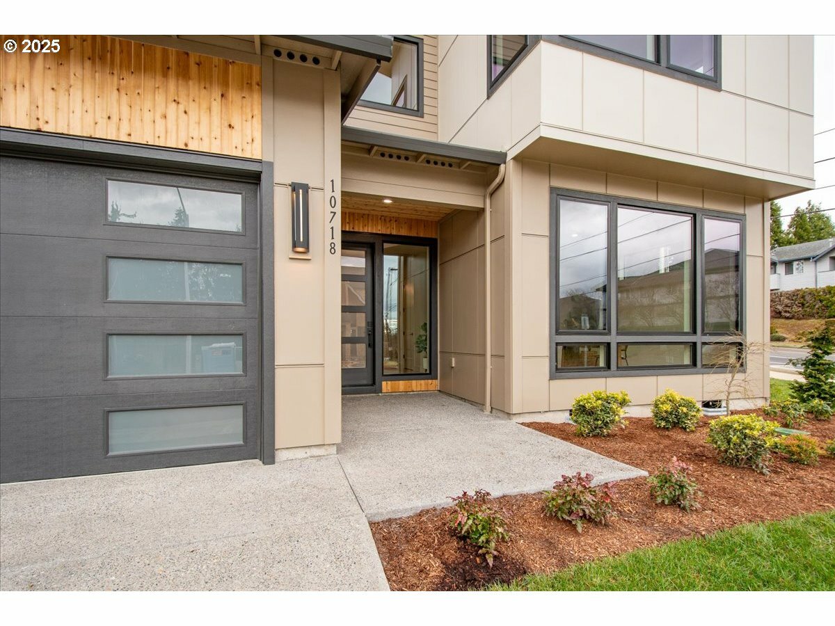 Property Photo:  10718 SE 13th Cir  WA 98664 