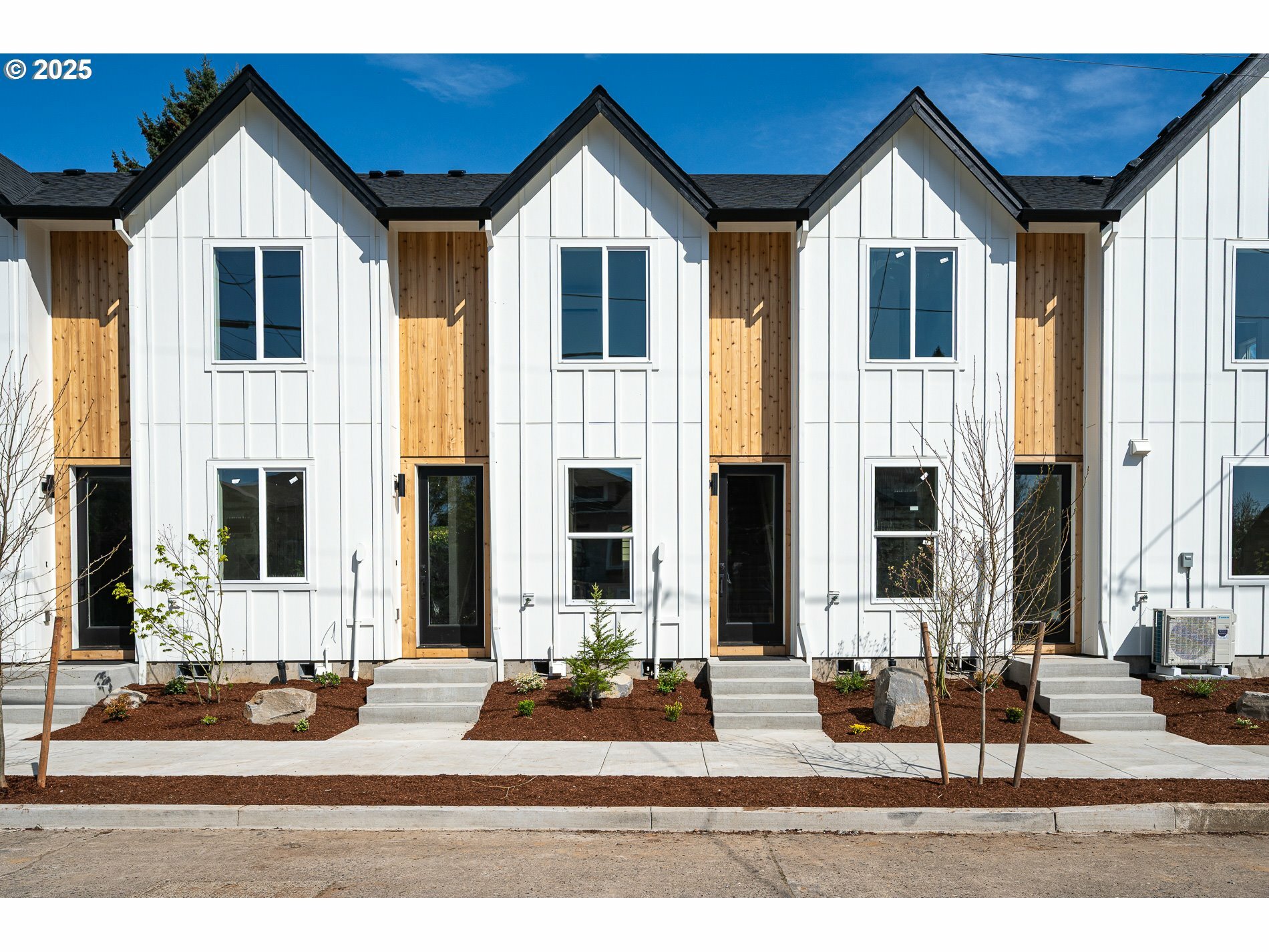 Property Photo:  310 NE 58th Ave  OR 97213 