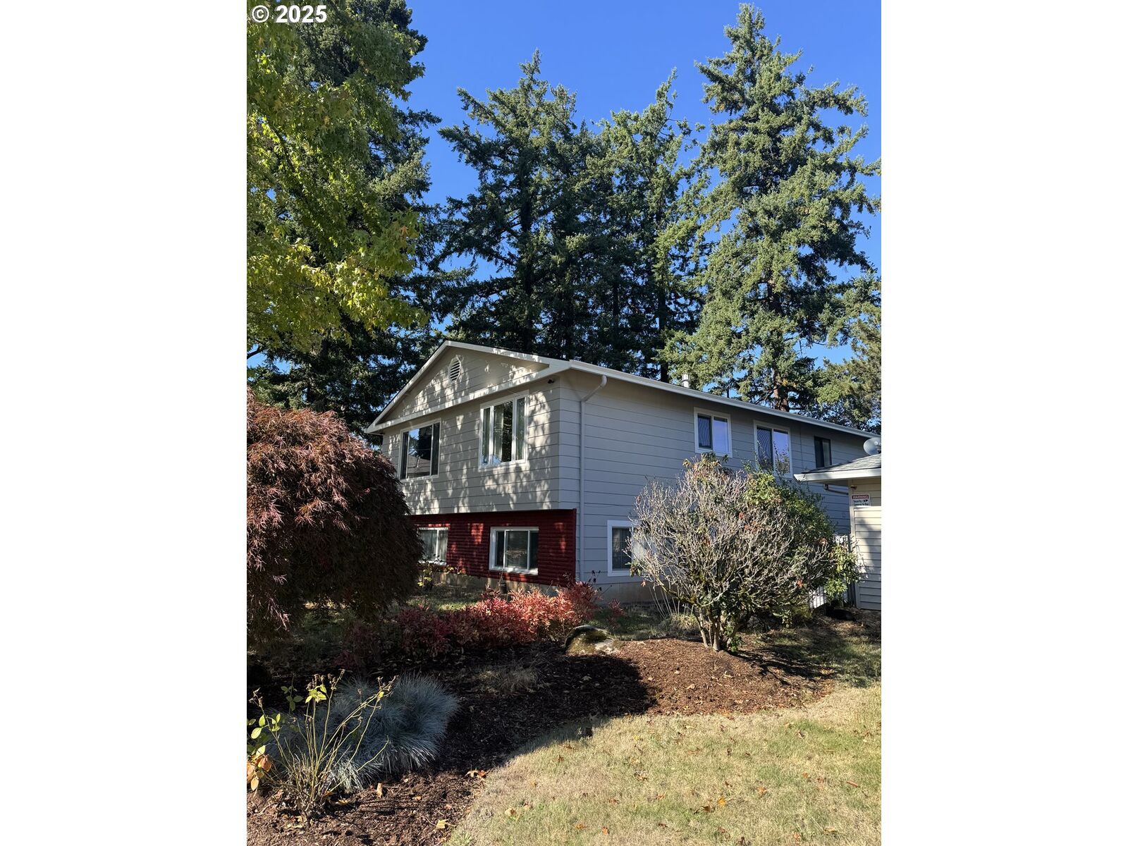 Property Photo:  13511 SE Market St  OR 97233