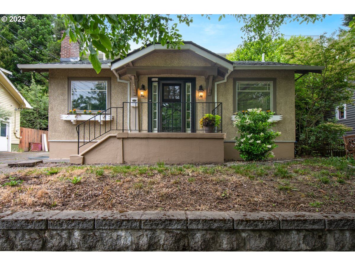 Property Photo:  5005 NE Flanders St  OR 97213 