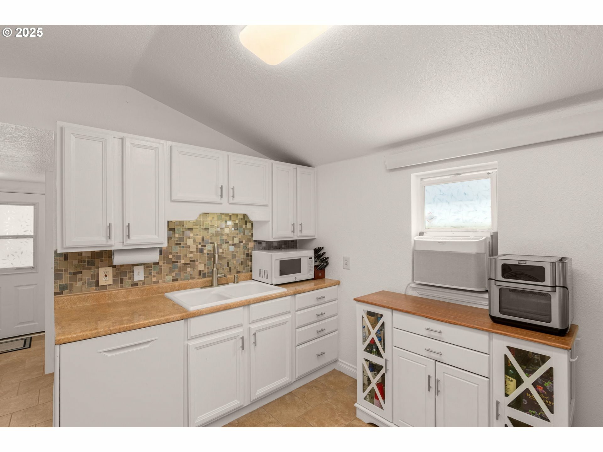 Property Photo:  5741 SE Ogden St  OR 97206 