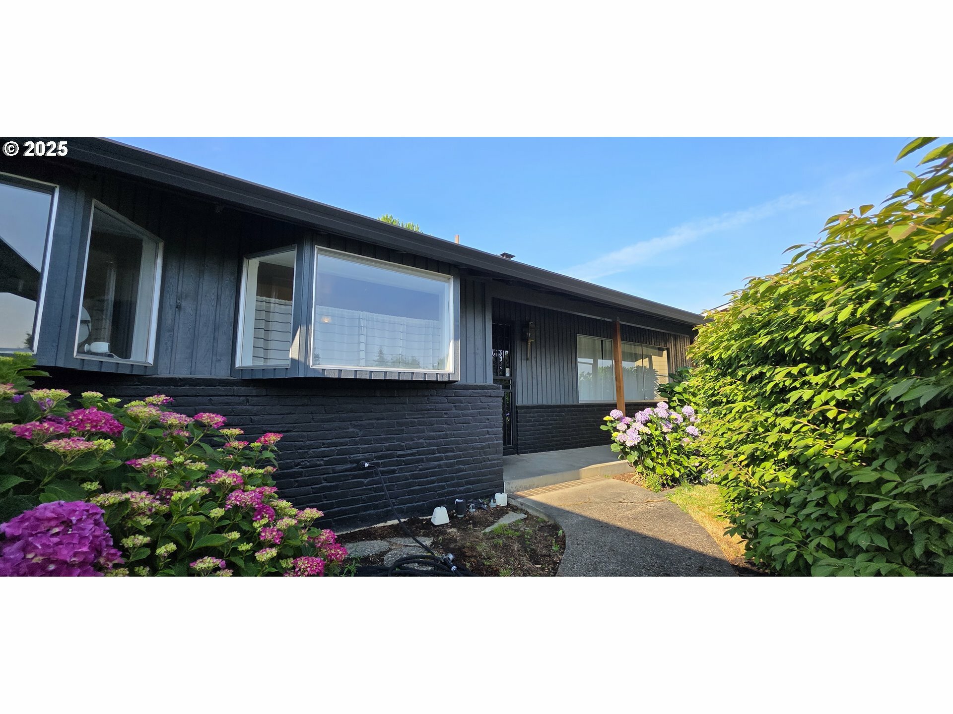 Property Photo:  14128 NE Rose Pkwy  OR 97230 