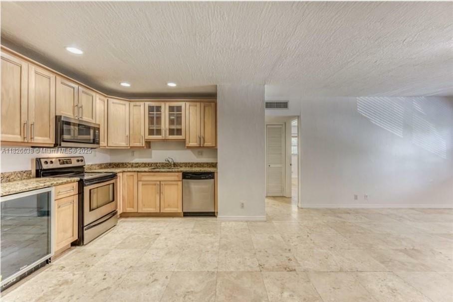 Property Photo: 530 NE 15th Ct 6 FL 33304