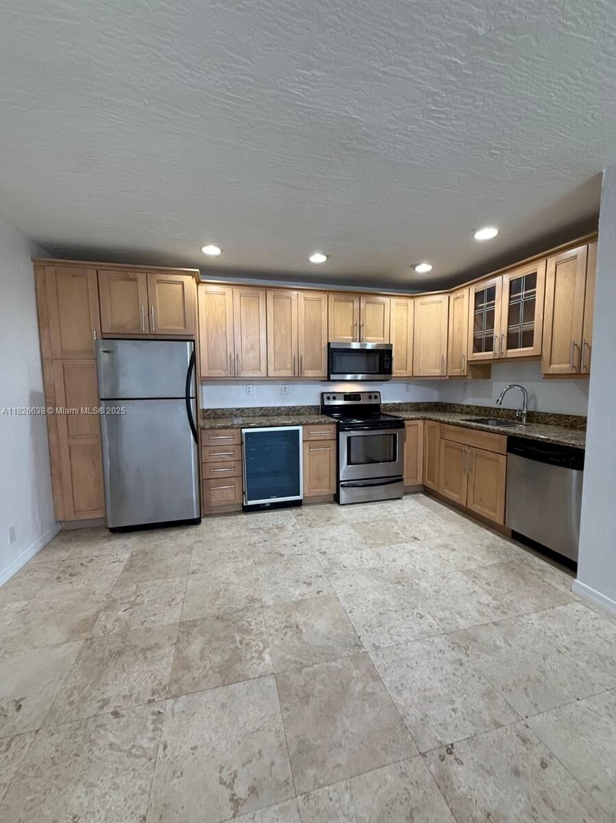 Property Photo:  530 NE 15th Ct 6  FL 33304 