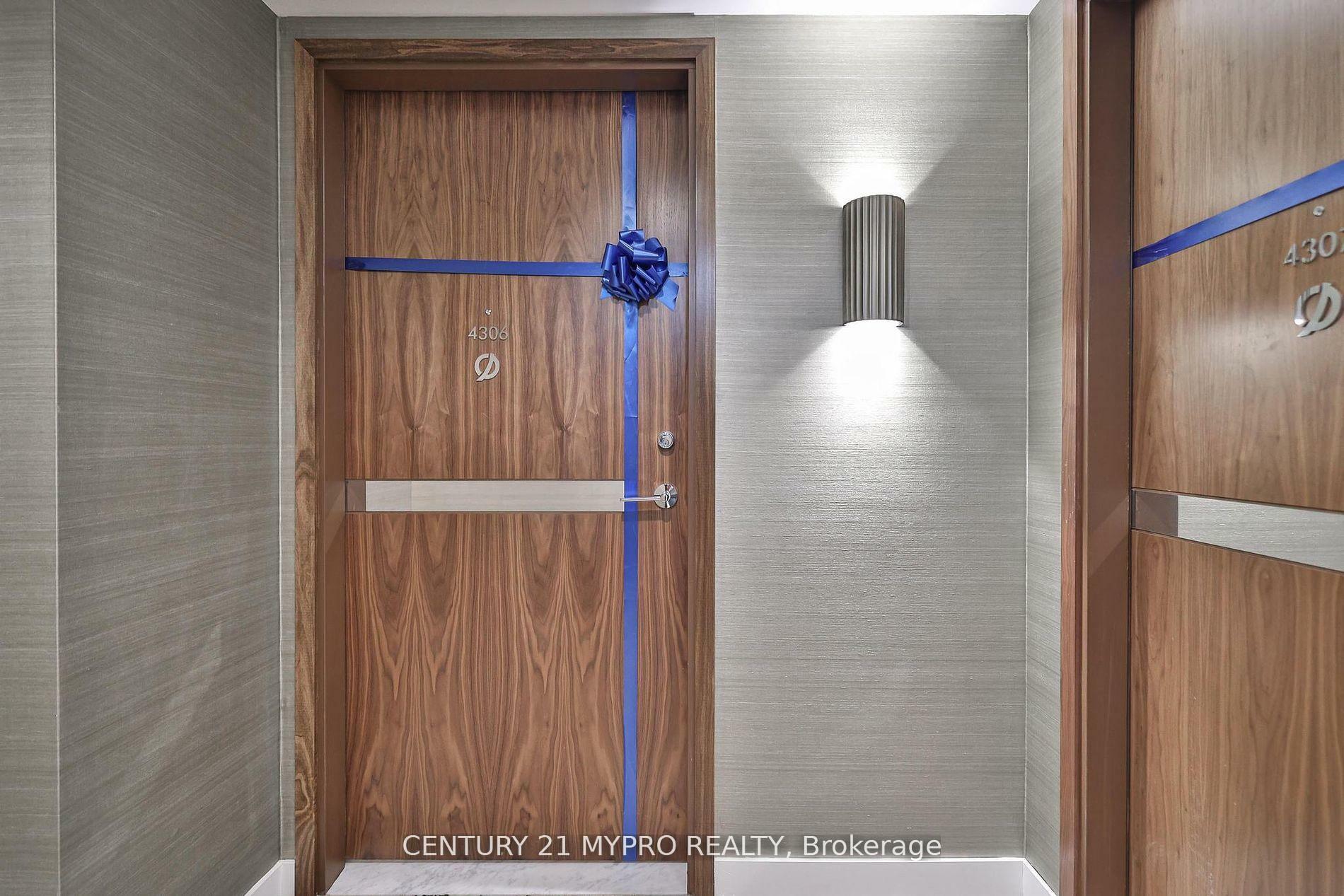 Property Photo:  38 Widmer Street 4306  ON M5V 0P7 