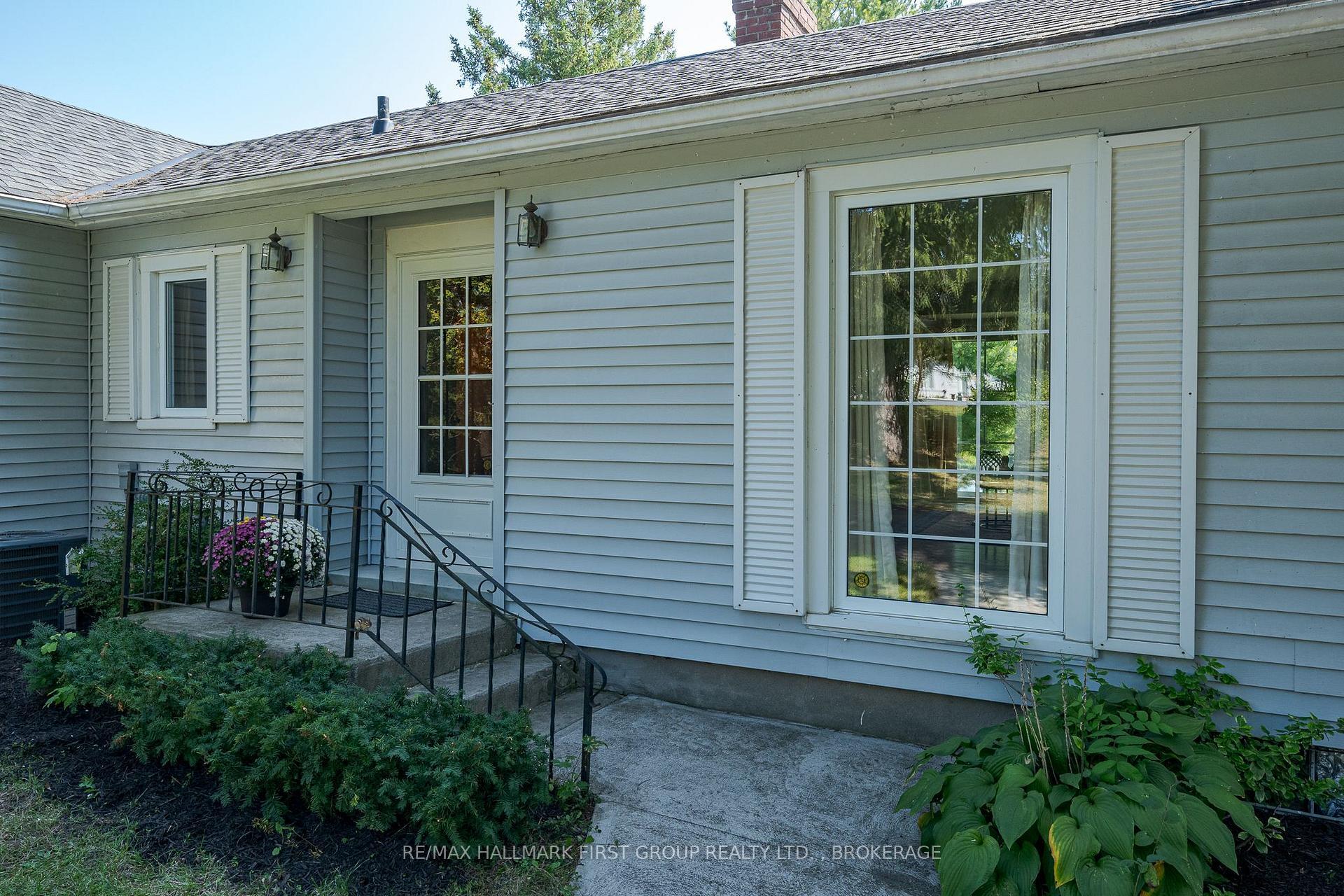 Photo de la propriété: 366 Dundas Street W ON K7R 2B6