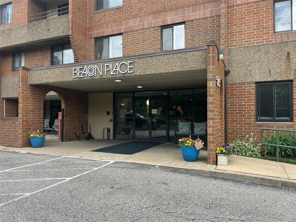 Property Photo: 5715 Beacon Street 511 PA 15217