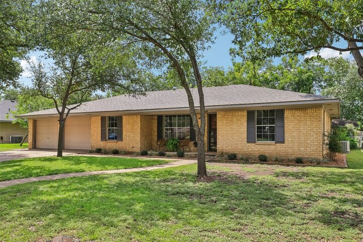 Property Photo: 2305 Gladnell Street TX 76574