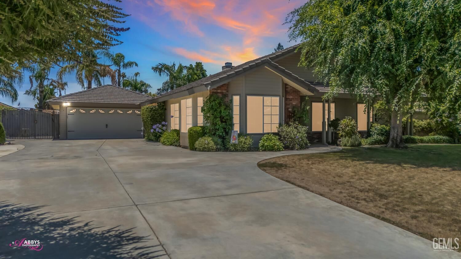 Property Photo: 9425 Oak Hills Avenue CA 93312