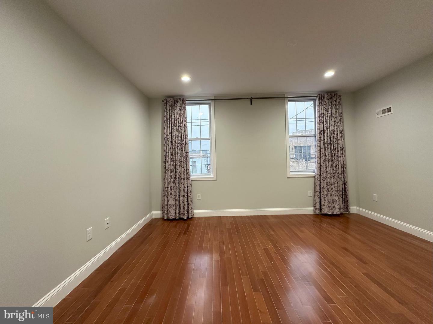 Property Photo:  916 Snyder Avenue  PA 19148 