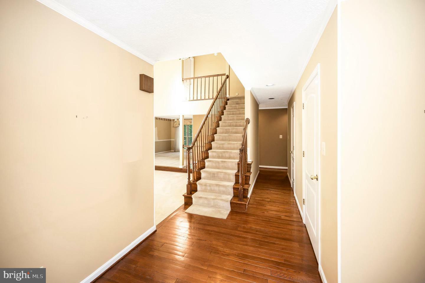 Property Photo: 5599 Small Oak Court VA 22192