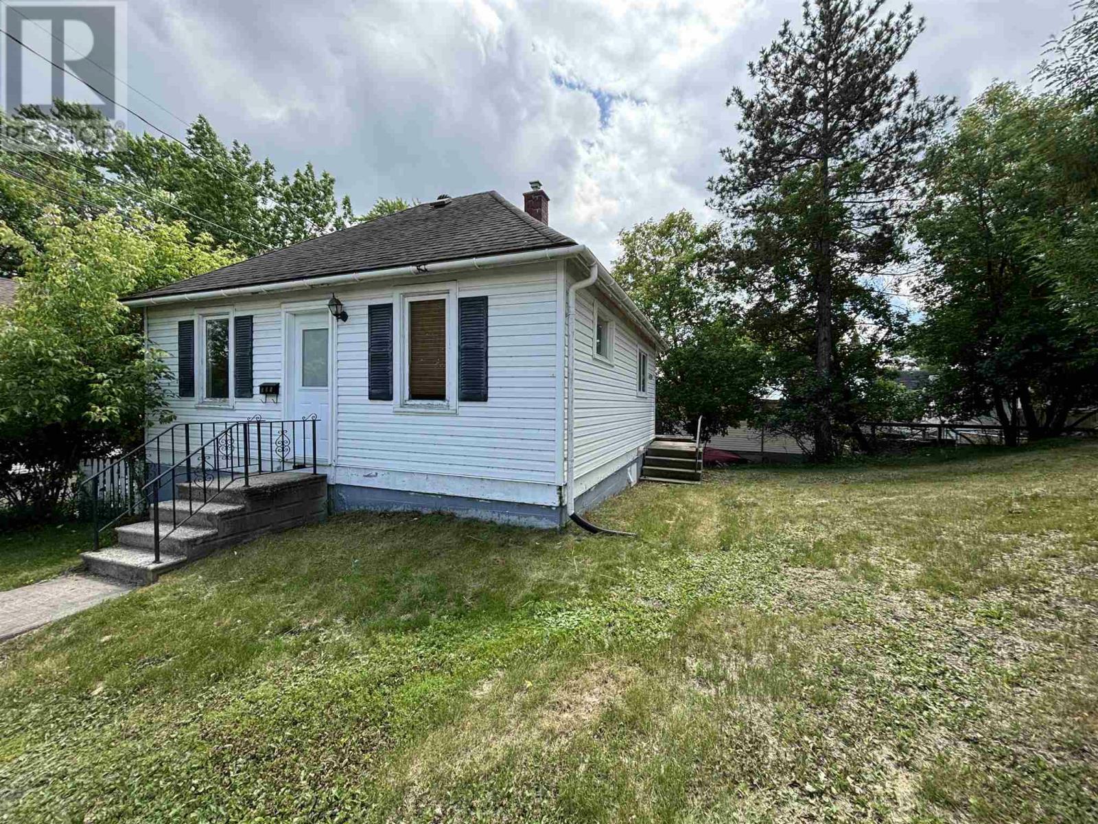 Photo de la propriété: 305 Fifth St S ON P9N 1L4