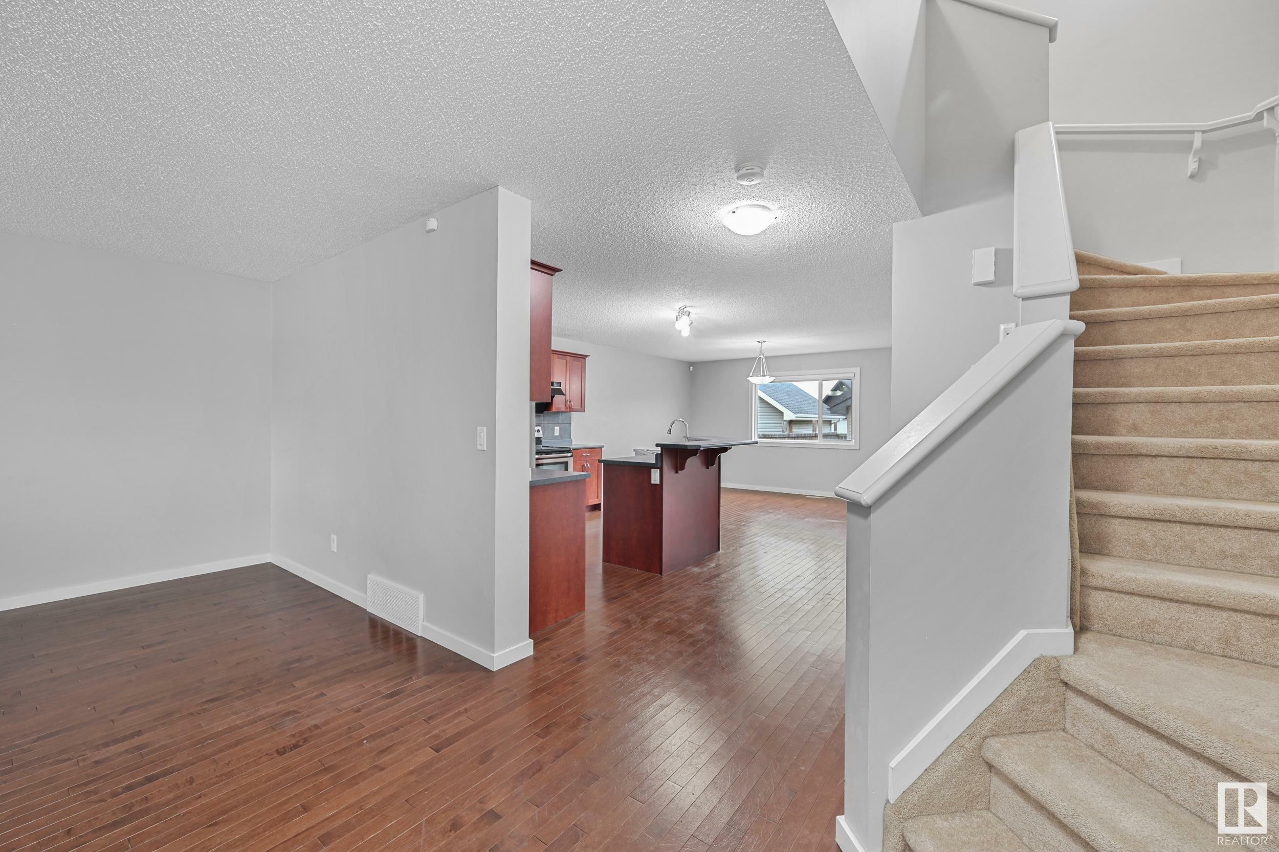 Photo de la propriété:  4034 Alexander Way SW  AB T6W 2C5 