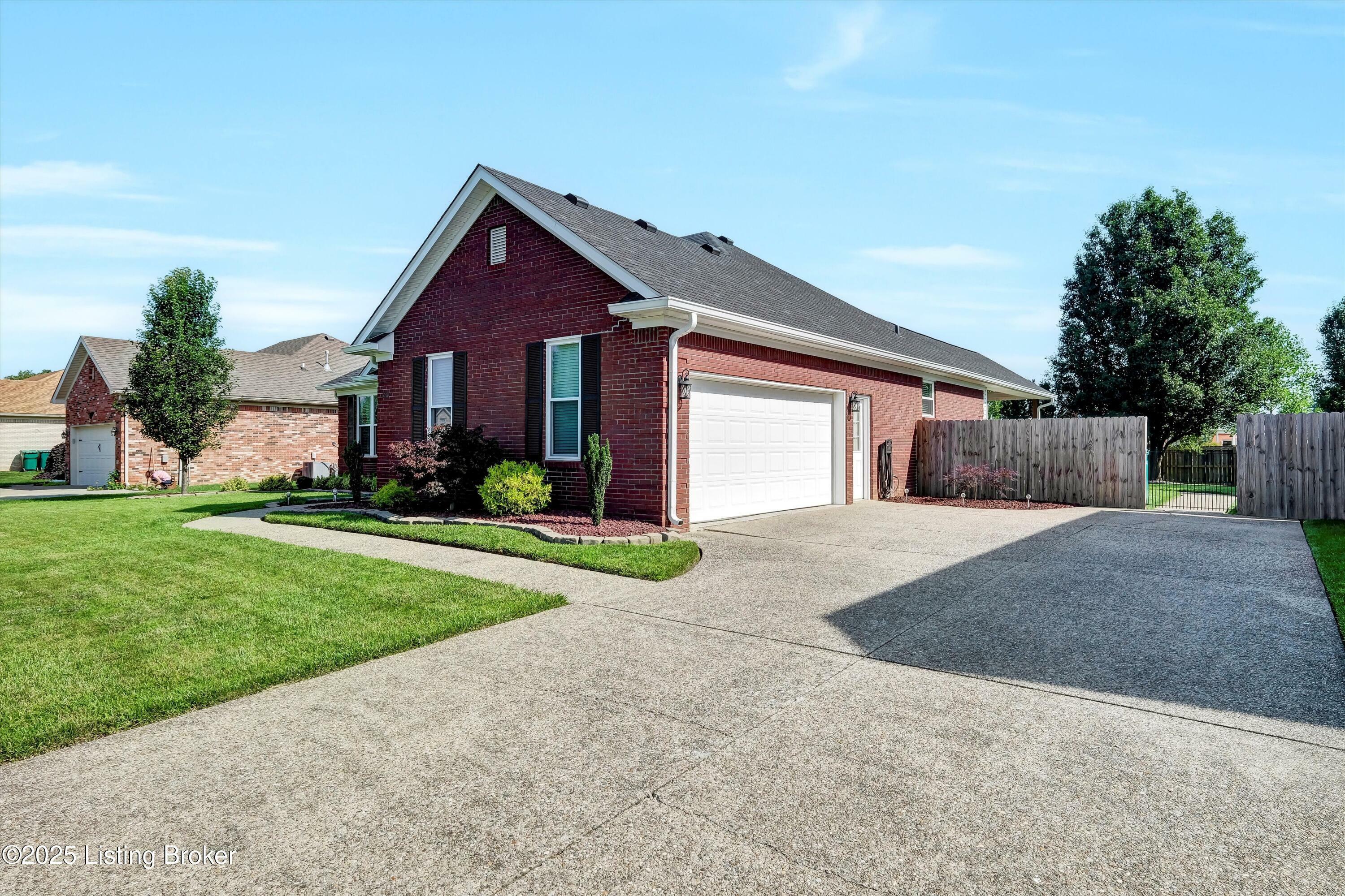 Property Photo: 624 Circle Valley Dr KY 40229