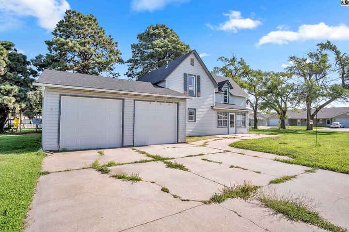 Property Photo: 518 S Gildersleeve St KS 67460