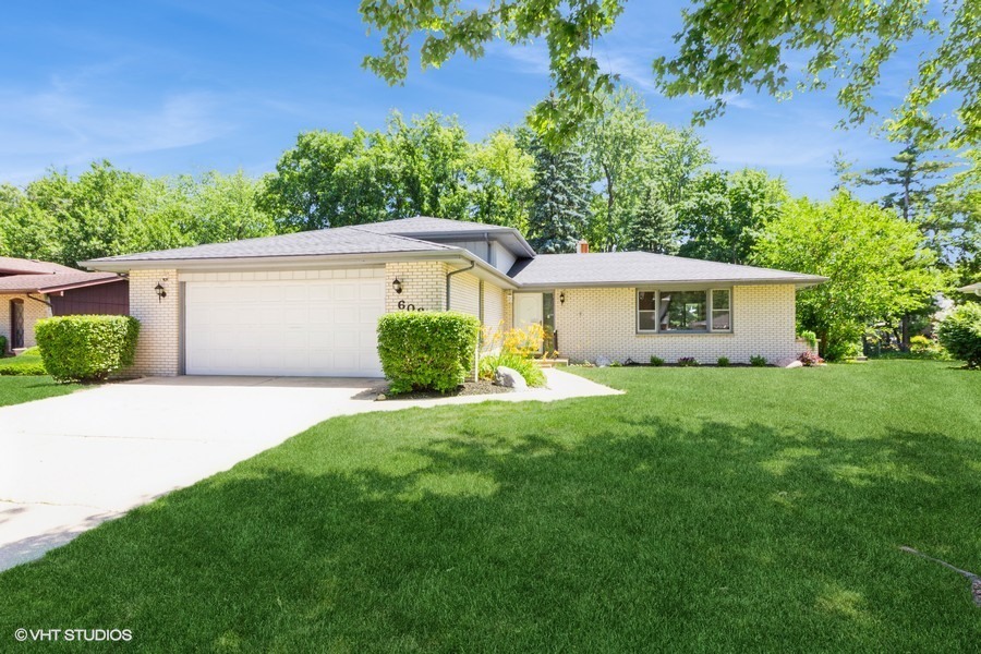 Property Photo: 608 Edgebrook Drive IL 60404