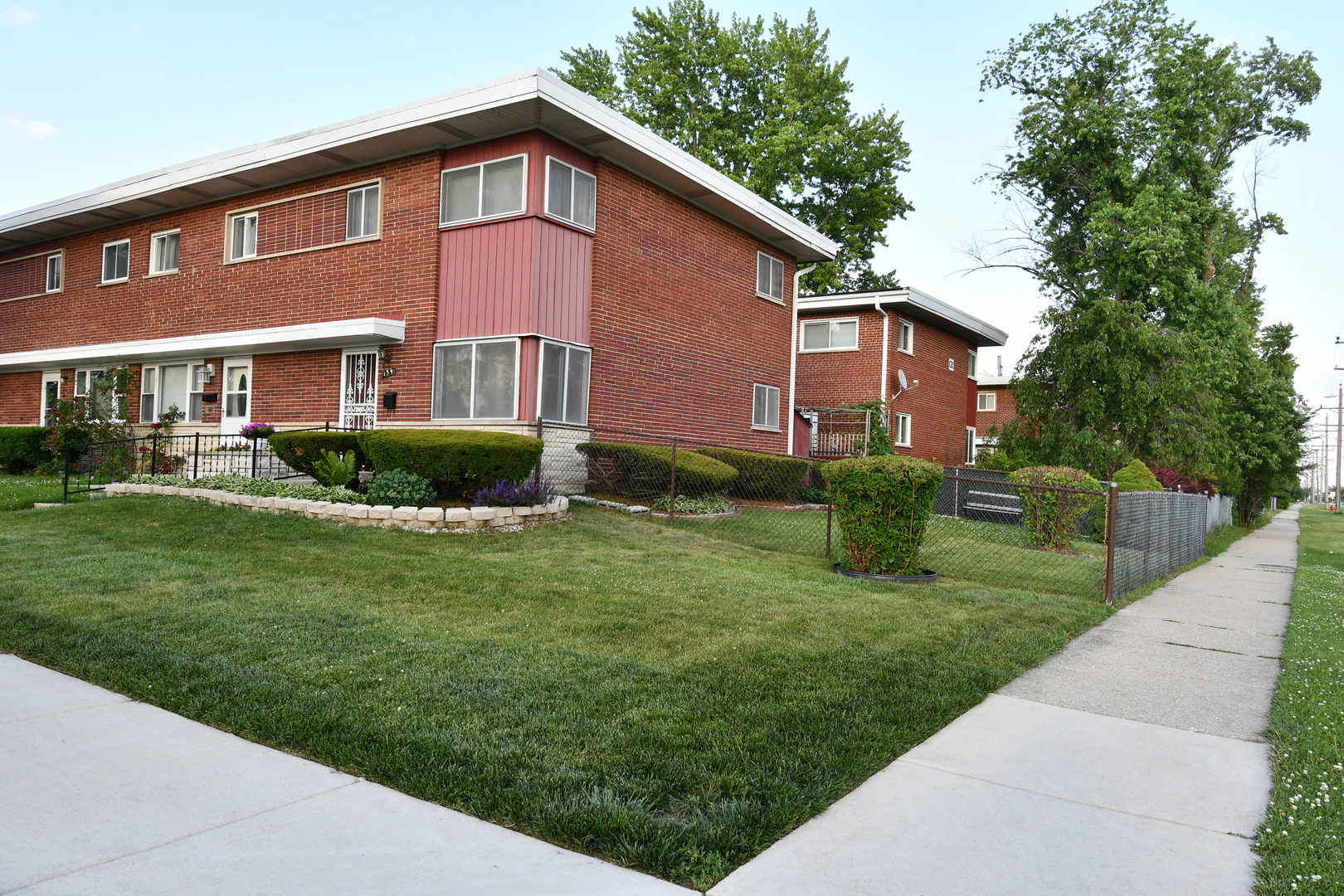Property Photo: 159 Village Court IL 60016