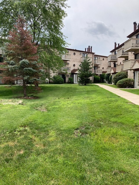 Property Photo: 442 E Osage Lane 3A IL 60067