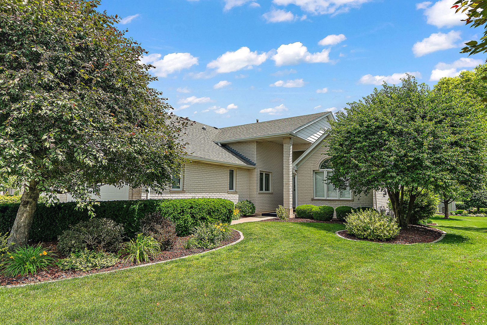 Property Photo: 16243 Hummingbird Hill Drive IL 60467