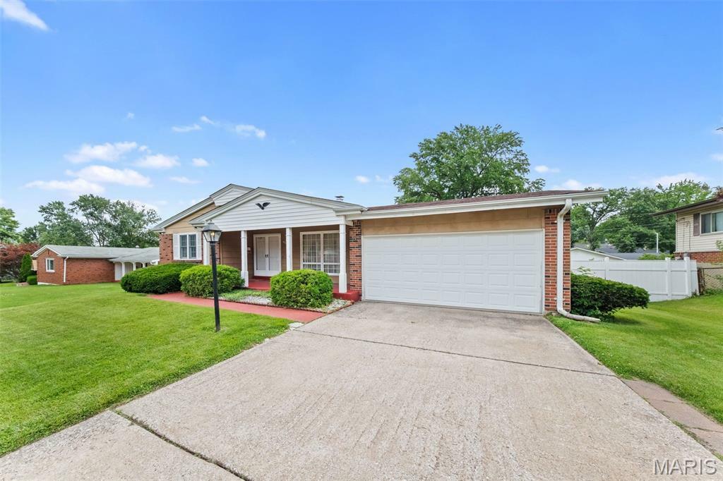 Property Photo: 670 Gateswood Drive MO 63033