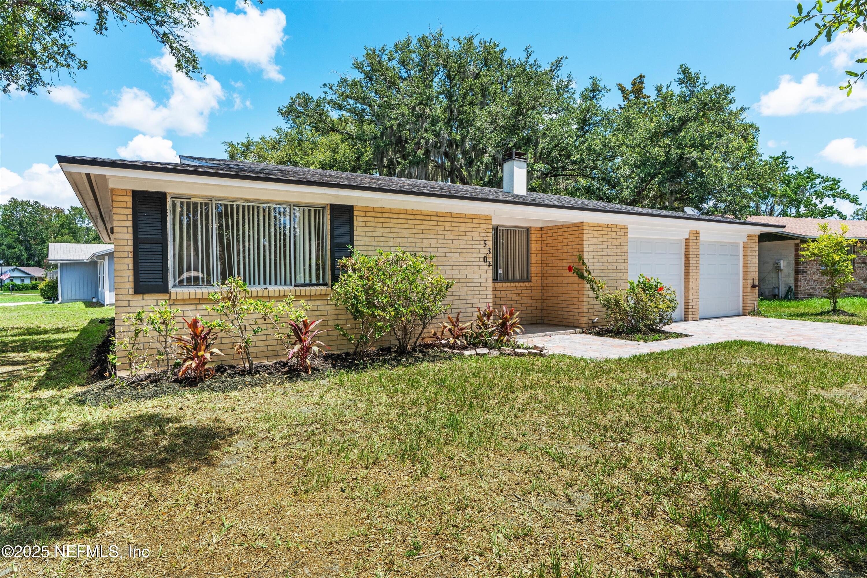 Property Photo: 4035 Huntington Forest Boulevard FL 32257