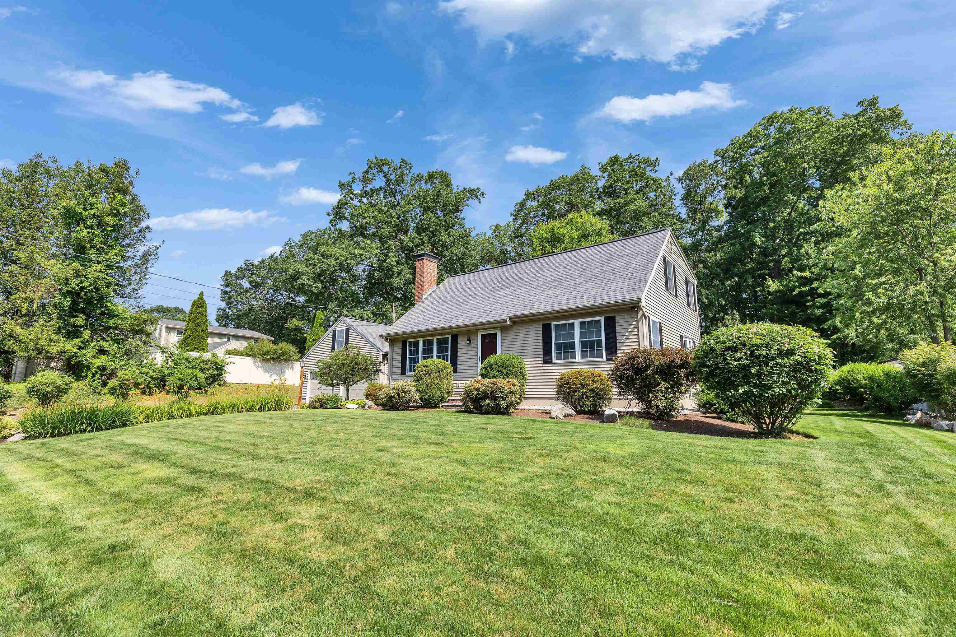 Property Photo: 401 Woodcrest Court NH 03109