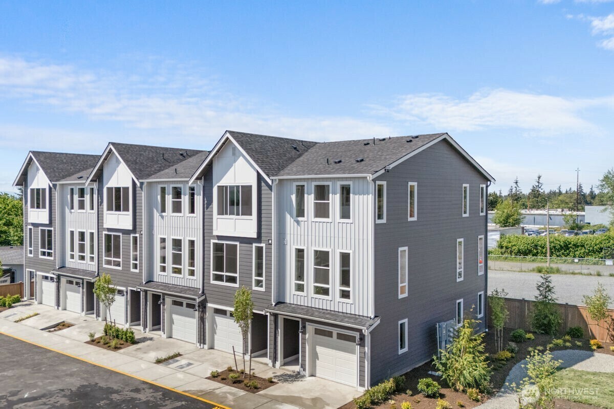 Property Photo: 15726 40th Avenue W B4 WA 98087