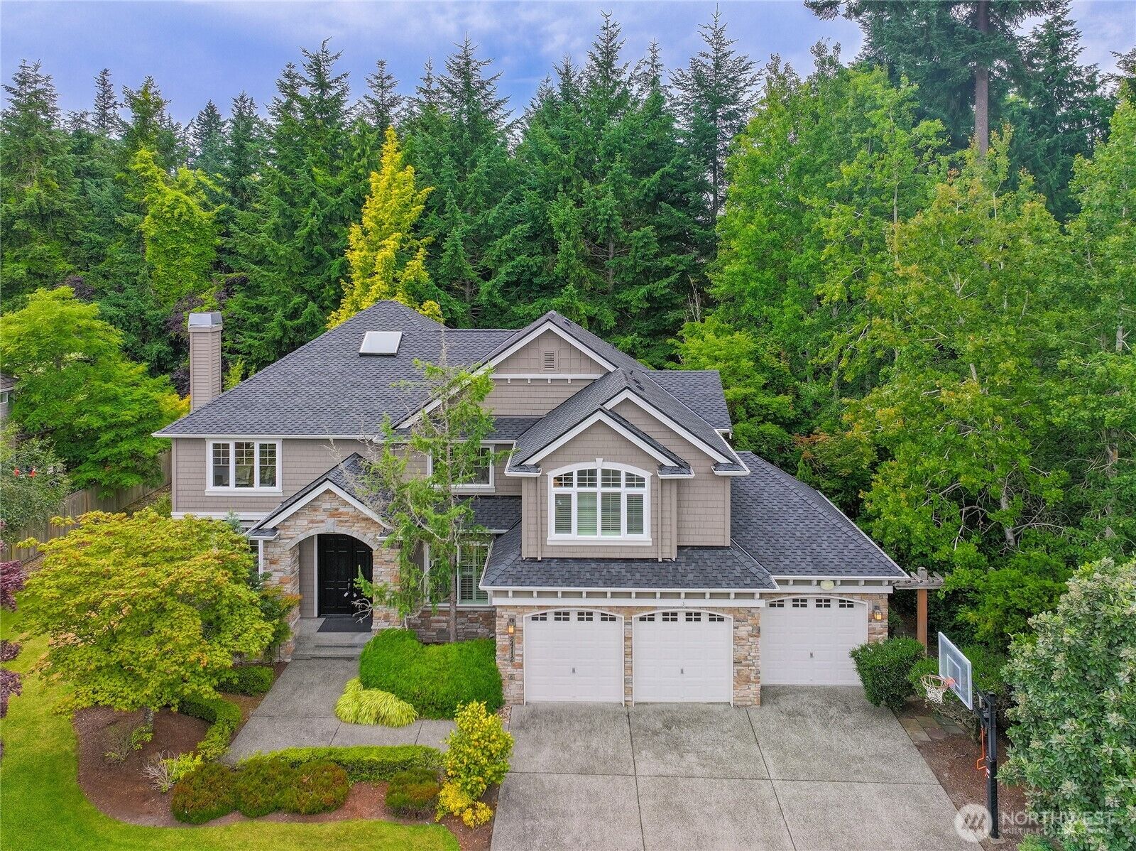 Property Photo: 24112 E Greystone Ln WA 98020
