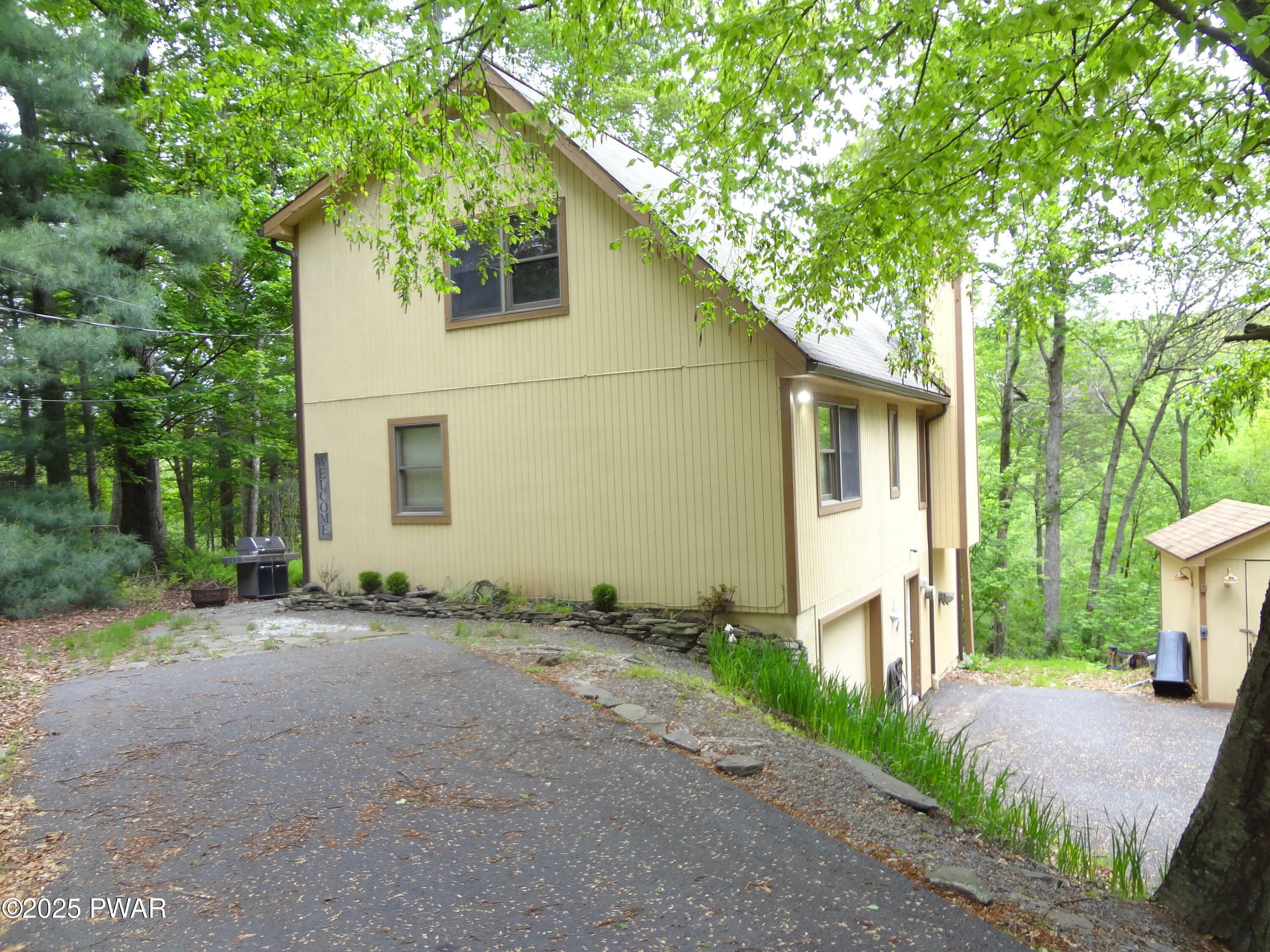 Property Photo: 104 Briarwood Drive PA 18426