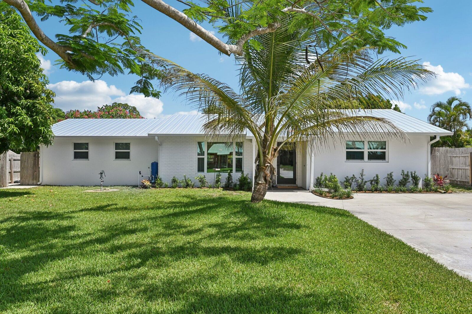 Property Photo: 8888 SE Rigdon Way FL 33455