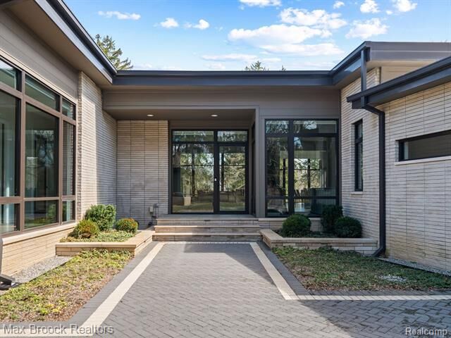 Property Photo: 4890 Charing Cross Road MI 48304