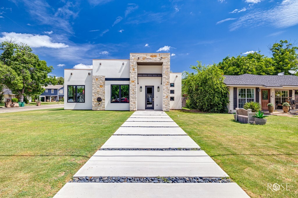 Property Photo:  726 W Ave I  TX 76901 