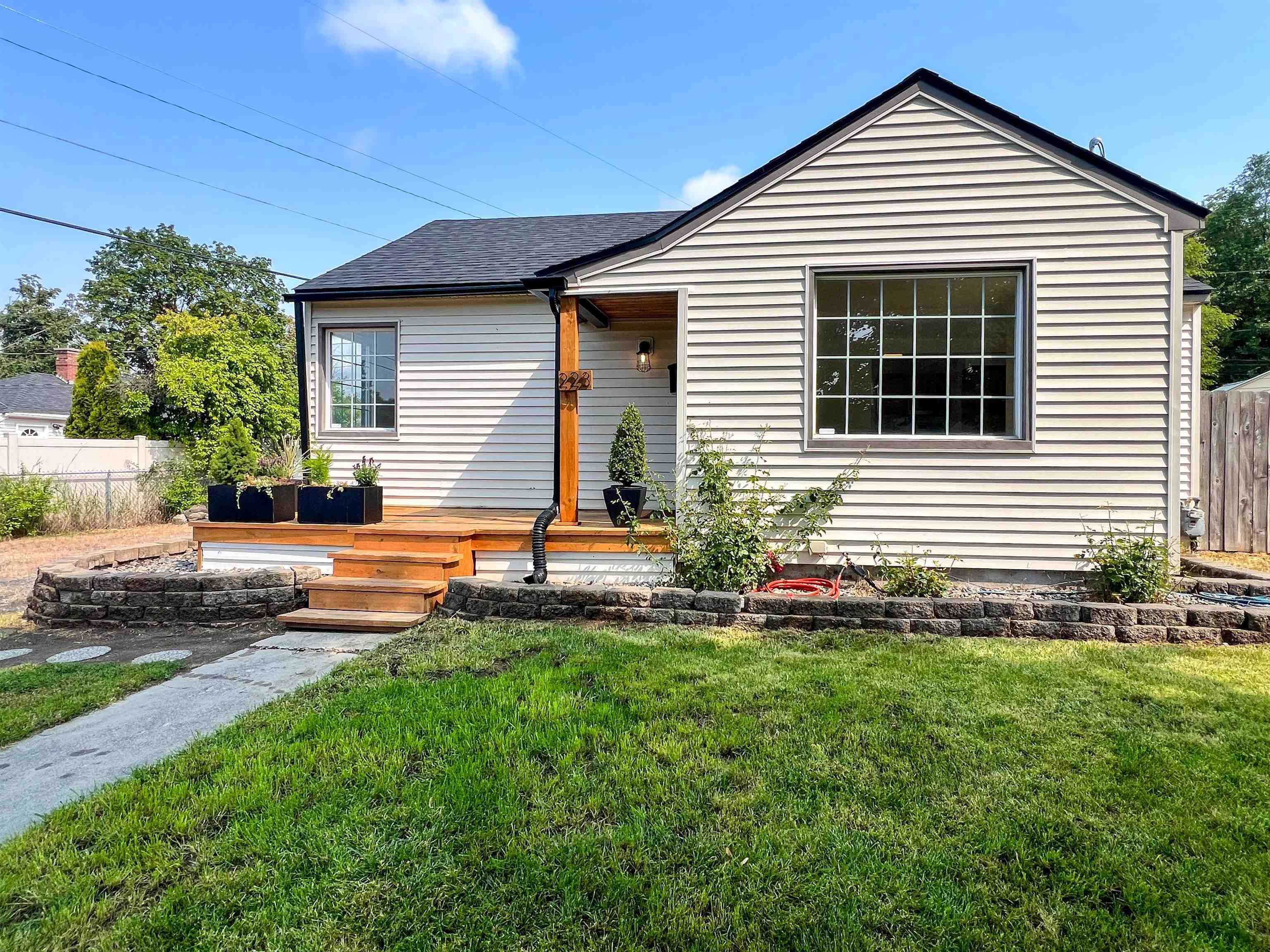 Property Photo: 223 E Graves Rd WA 99218