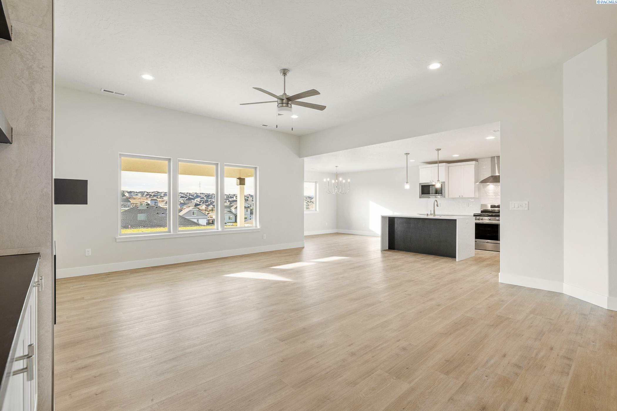 Property Photo: 6531 W 30th Pl WA 99338