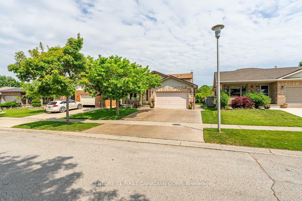Photo de la propriété: 169 Ashley Crescent ON N6E 3P9