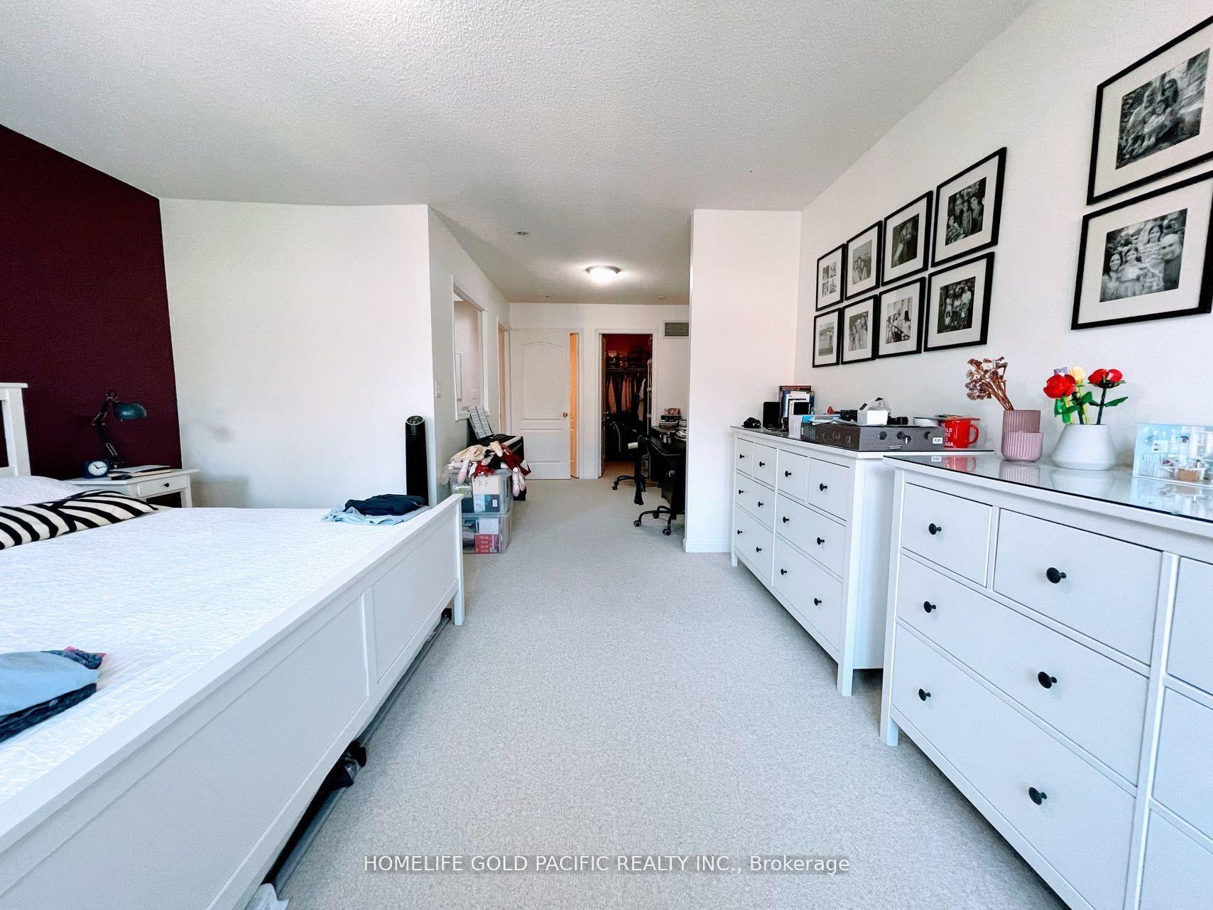 Property Photo: 28 Sommerset Way 1202 ON M2N 6W7