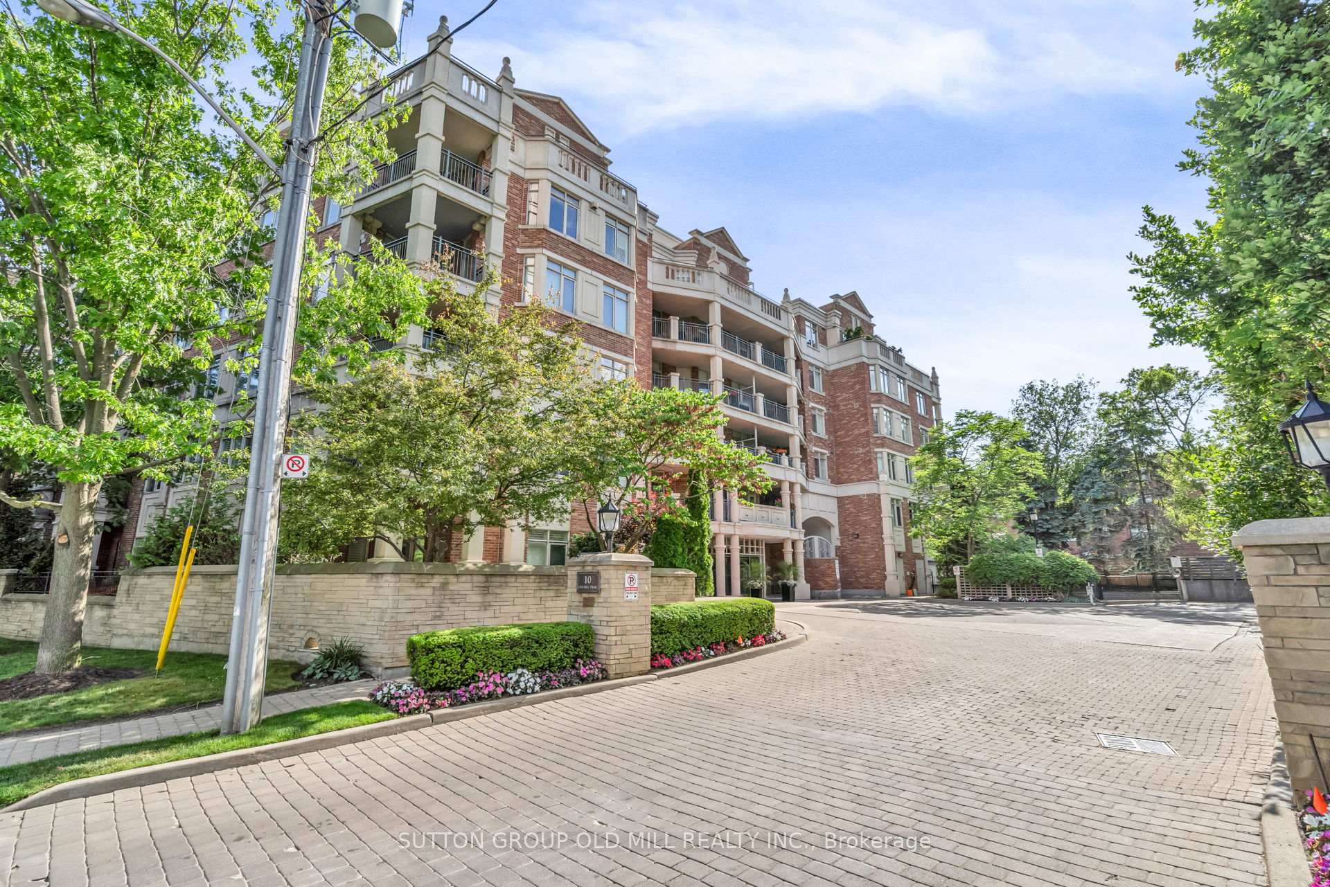 Property Photo: 10 Old Mill Trail 206 ON M8X 2Y9