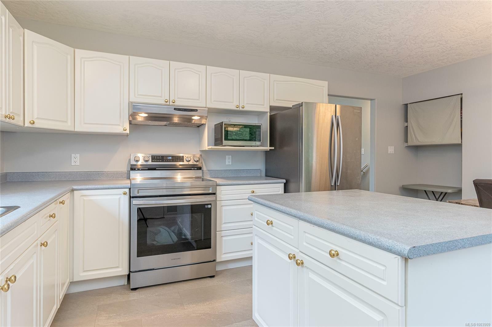 Property Photo: 4731 Hammond Bay Rd BC V9T 5A9