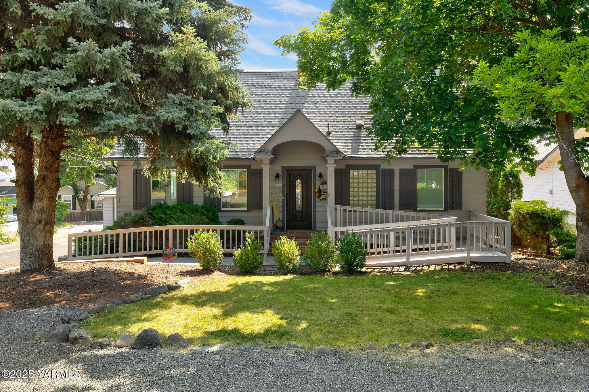 Property Photo:  615 N 32nd Ave  WA 98902 