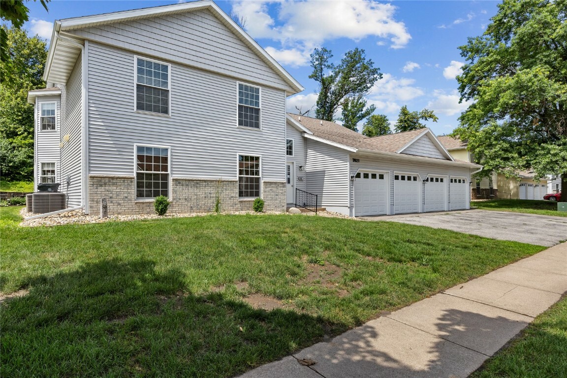 Property Photo: 3921 Lexington Drive NE Unit C IA 52402